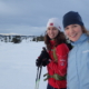 To blide jenter i snødekt landskap